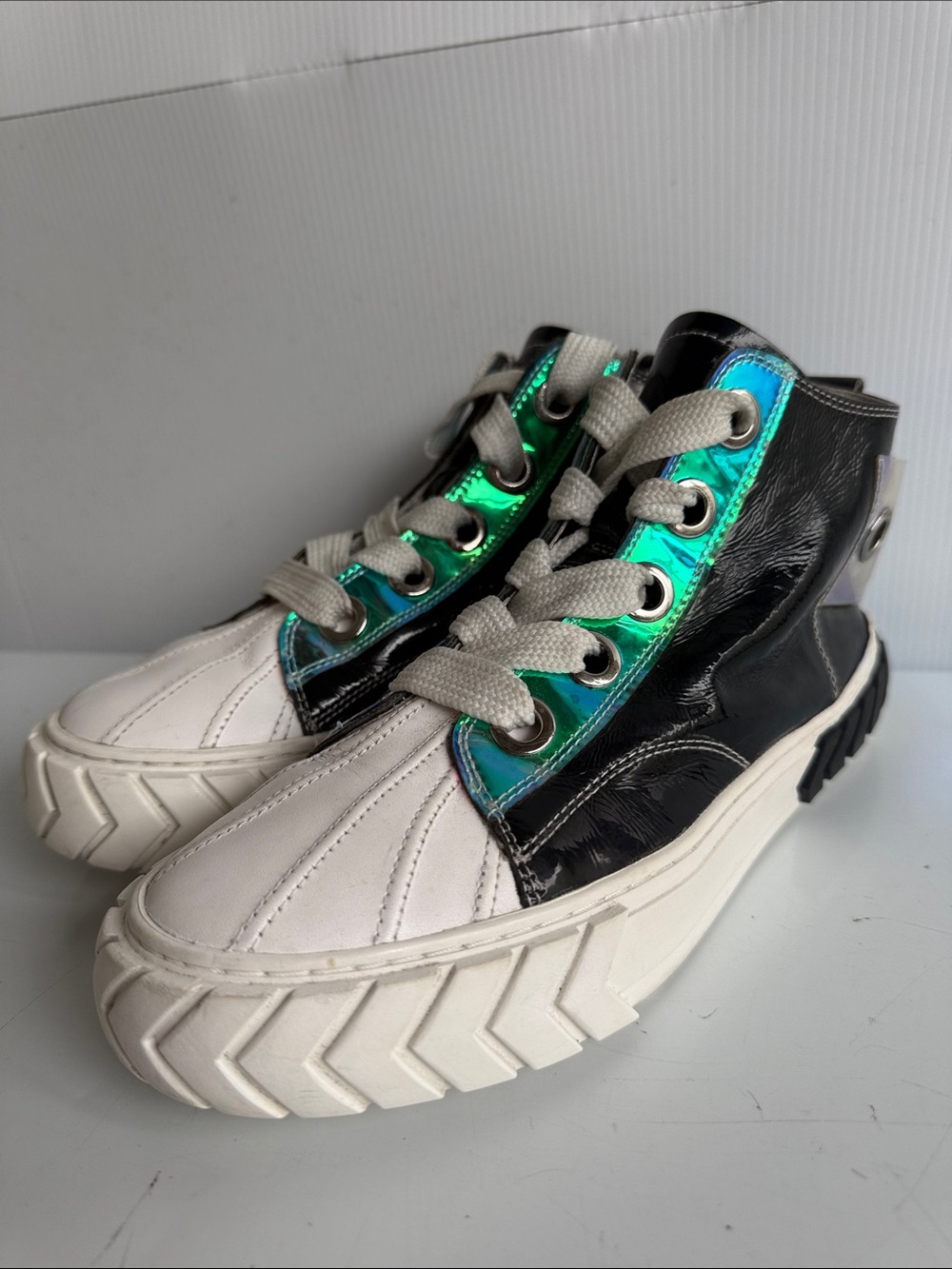 D:FUSE SCANDINAVIA HOLOGRAPHIC HIGH TOP SNEAKERS SIZE 235 or 6.5-7 US PATENT